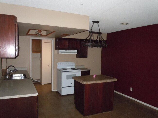 Building Photo - 520 E Judi Dr