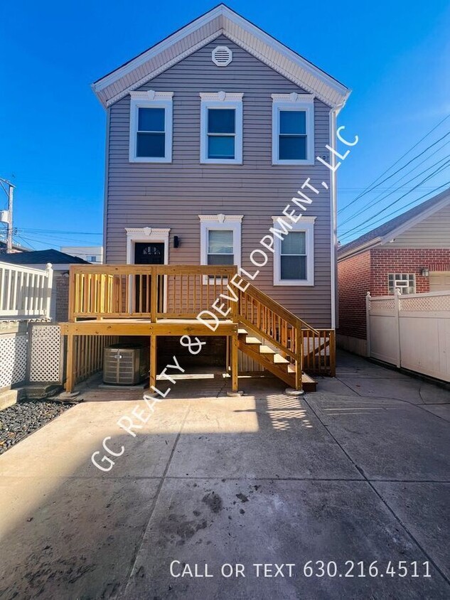 Primary Photo - ***COACH HOME / UPDATED 3 BDRM - 2 BTH / S...