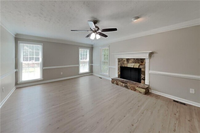Foto del edificio - 385 Deerwood Dr