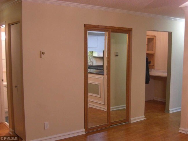 Las casas de Prairie Grove cuentan con un paisajismo intrincado que combina con la arquitectura de lujo. - 925 30th Ave S