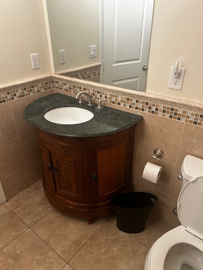 Baños privados - 2940 Military Ave