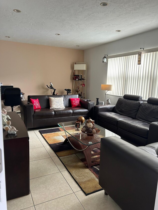 Large living room - 900 SW 84th Ave