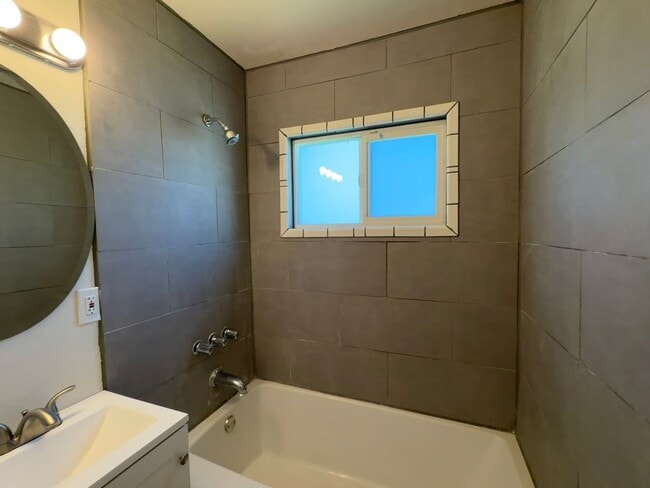 Building Photo - Tehachapi City Apartment