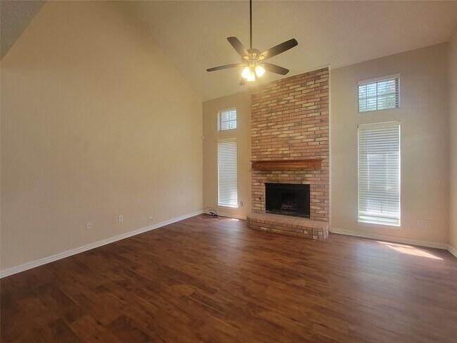 Building Photo - 912 Haverstraw Pl