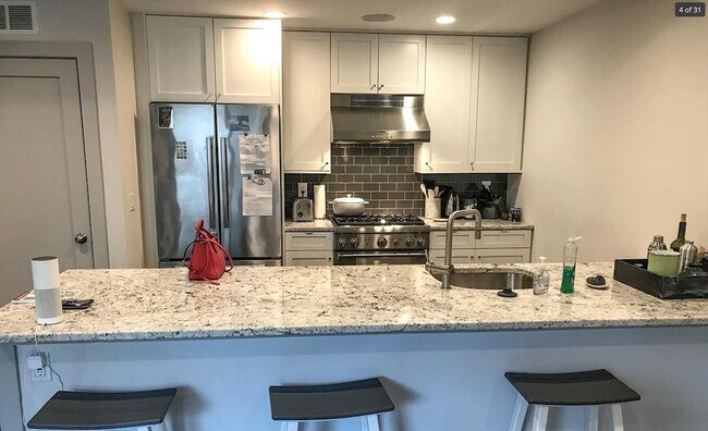 Foto del edificio - 309 E Street Unit 24