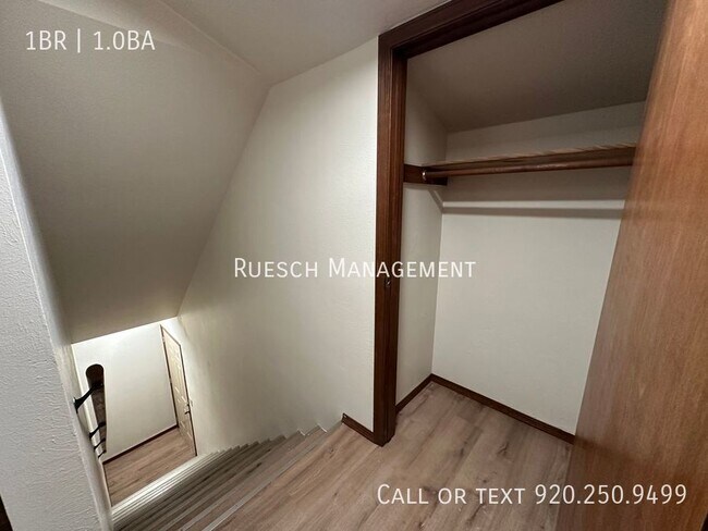 Foto del edificio - Spacious 1 Bedroom 1 Bath Upper Apartment ...