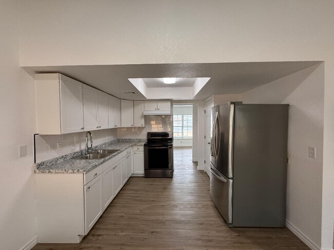 Building Photo - 6614 Robin Forest