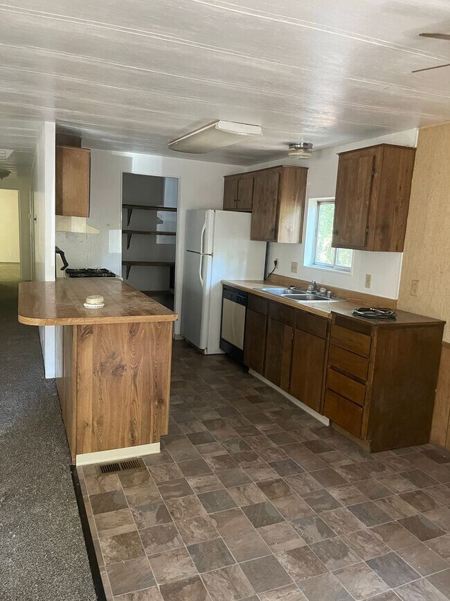 Foto del edificio - Upper Magalia Cute & clean 2 bed, 2 bath, storage shed, natural landscaping