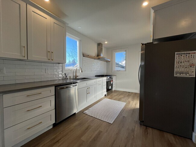 Building Photo - Updated Portland Home Featuring LVP Flooring, Modern Stainless Appliances, and Soaking Tub