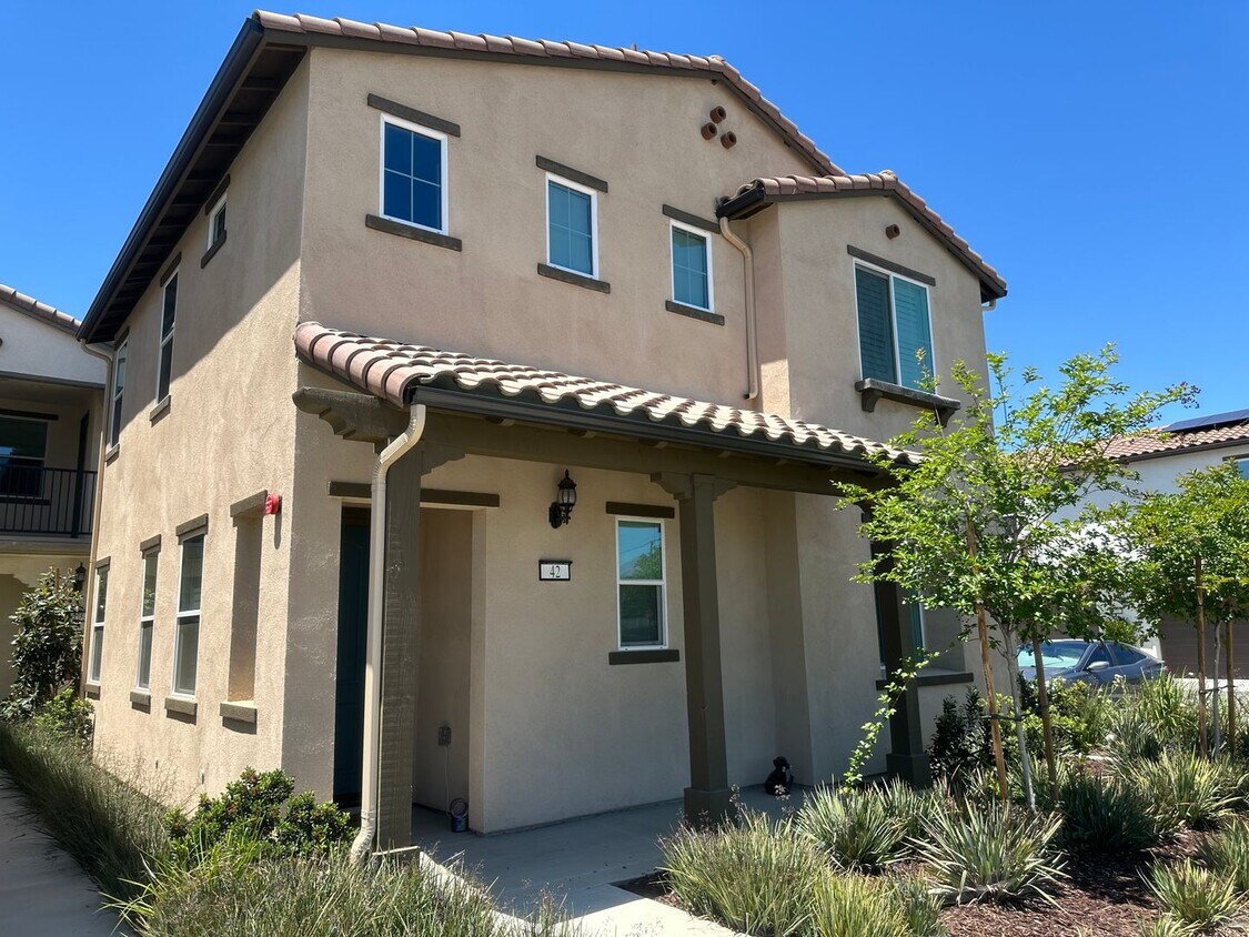 Primary Photo - Townhome Perfection!