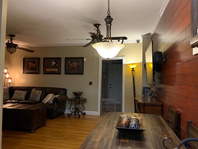 Dining area - 90-32 138th Pl