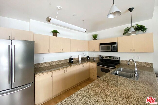 Foto del edificio - 630 W 6th St