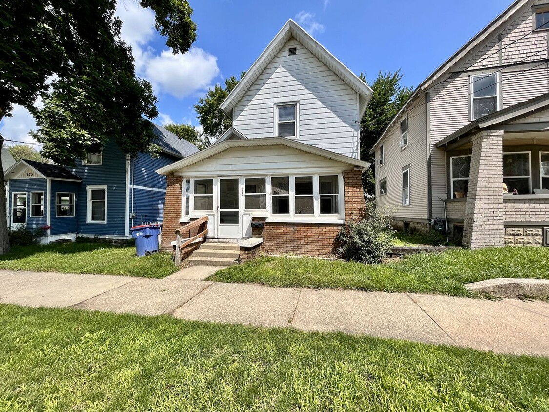 Foto principal - Three Bedroom Home in Northeast Grand Rapids