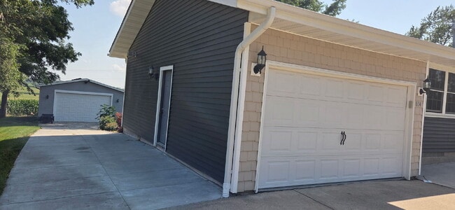 Building Photo - Charming 4-Bedroom Haven with Hardwood Elegance on Main St, New Prague!