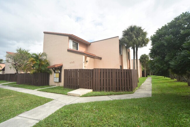Building Photo - 495 W Park Dr