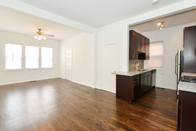Building Photo - 725 N Throop St