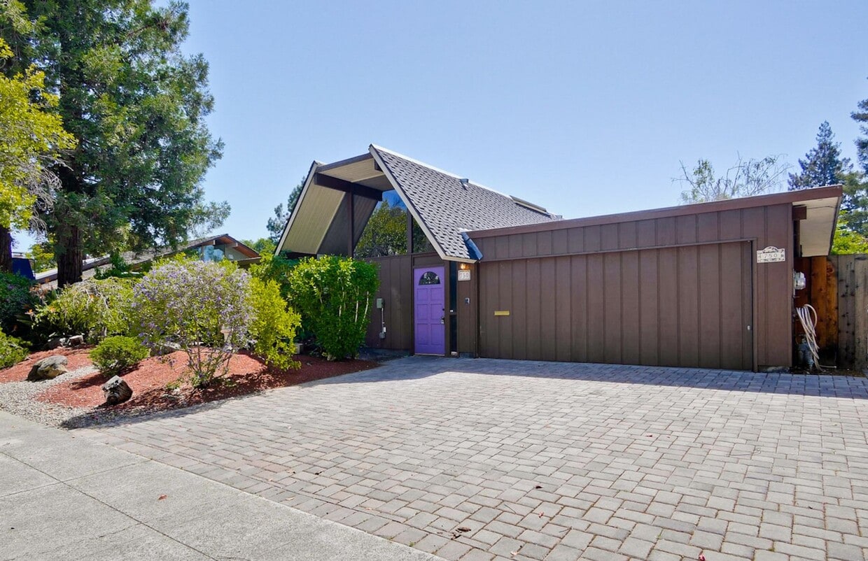 Primary Photo - Classic 4+ Bed, 2 Bath Atrium Eichler in P...