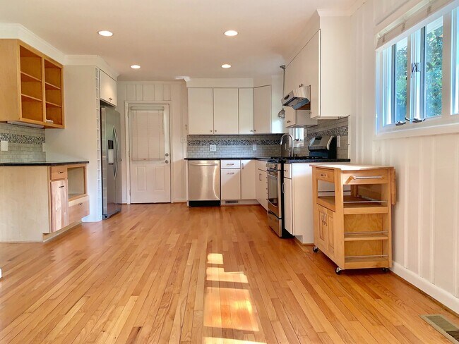 Foto del edificio - 1209 Pineview Dr