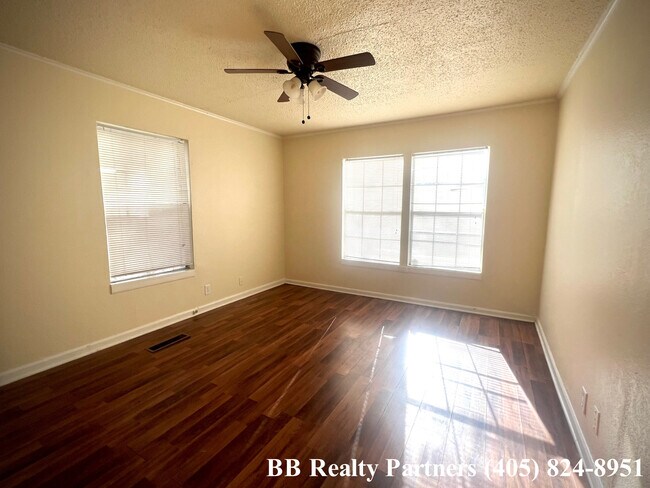 Foto del edificio - 6721 E 5th St