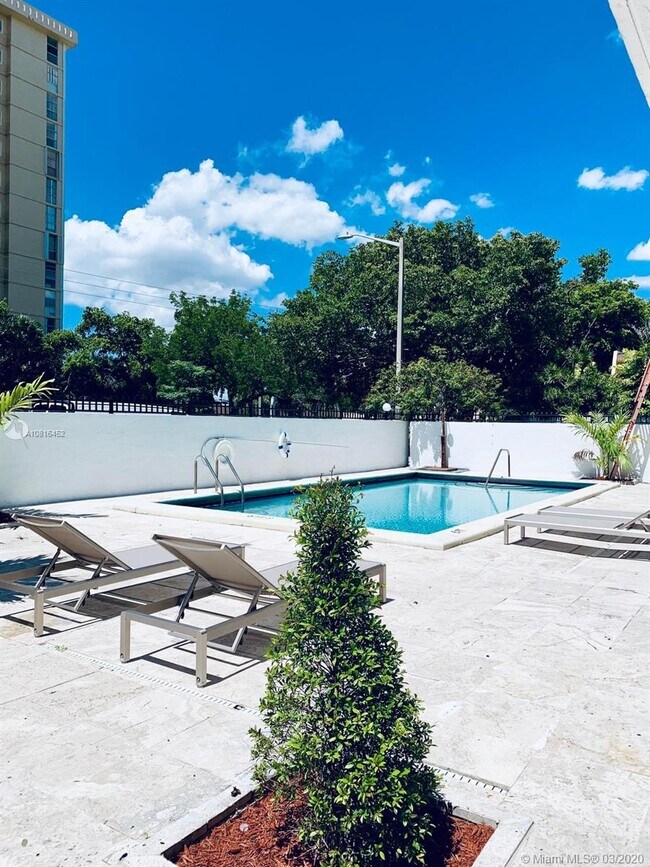 Foto del edificio - 2345 NE 135th St
