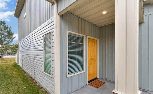 Foto del edificio - Charming Townhome located in a great area! Coming soon!