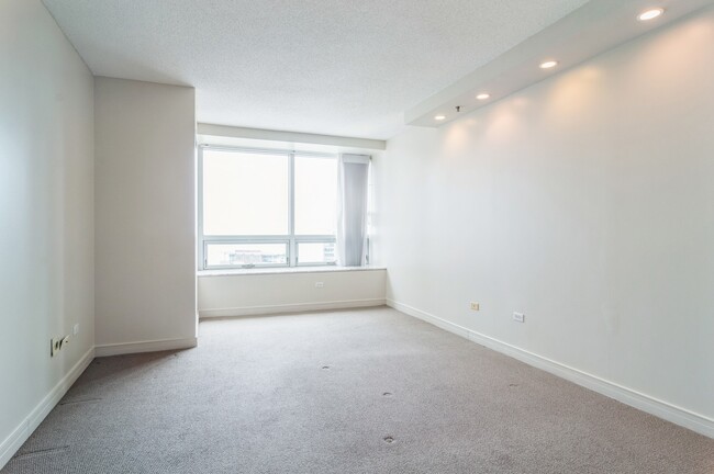 Building Photo - 512 N McClurg Ct