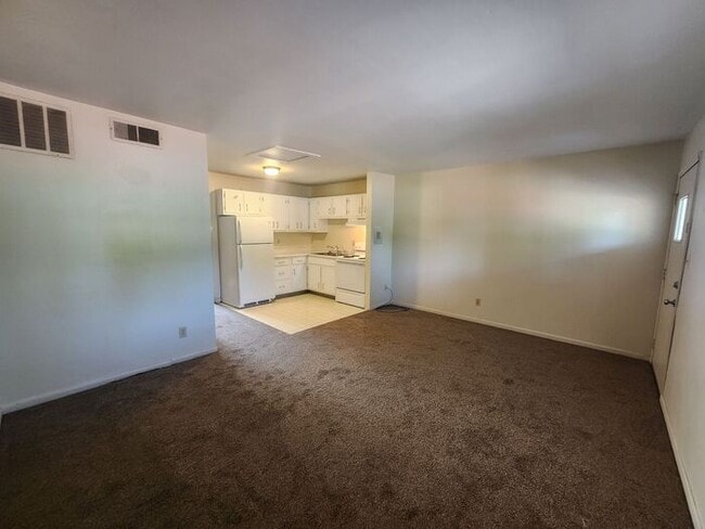Building Photo - Upstairs 1 Bedroom Apartment Close to Rose...
