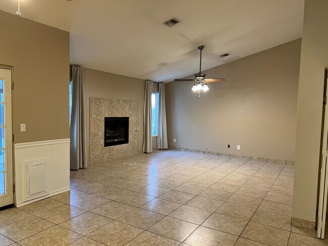 Building Photo - Spacious 3-Bedroom, 2-Bath Home with Den &...