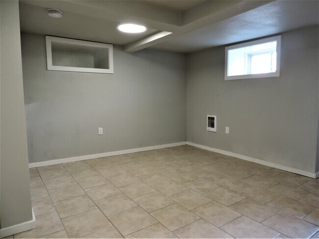 Foto del edificio - 225-18 - 1010 E. 8th