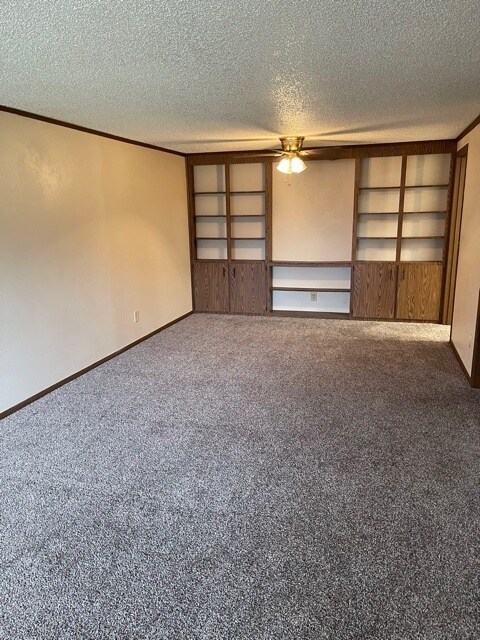 Sala de estar de 2 dormitorios - Amhurst Apartments