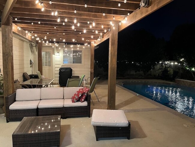 Foto del edificio - 5615 Ashford Ridge Ln