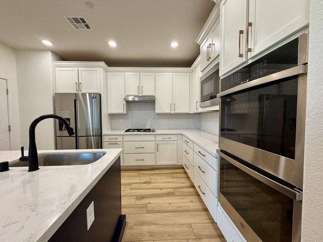 Building Photo - 3/BD 2.5/BA Contemporary Comfort in a Prime Location!