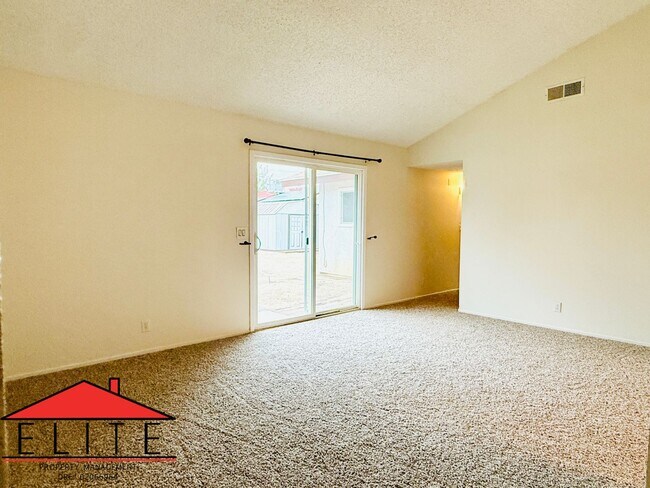 Foto del edificio - AVAILABLE NOW!!