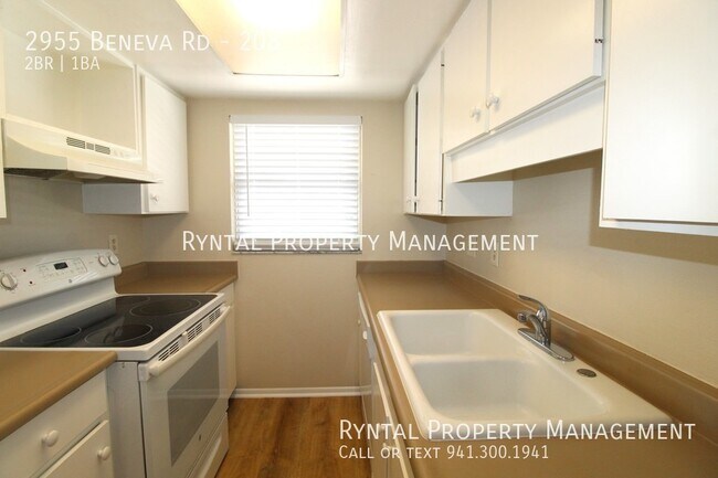 Building Photo - Lovely 2/1 Condo at The Carlton House on B...