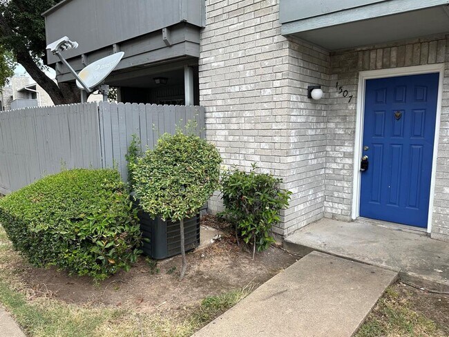 Building Photo - 9700 Leawood Blvd