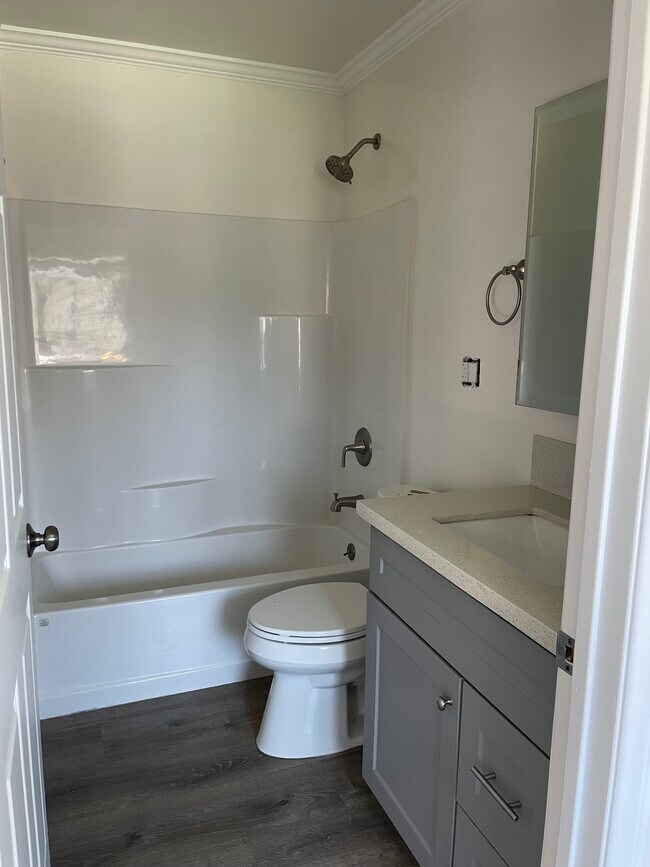 Building Photo - 747 Hoefner Ave