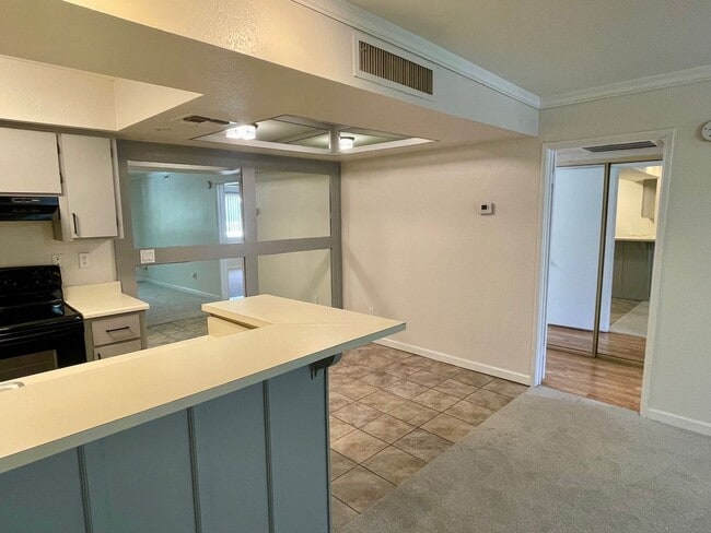 Building Photo - Gated 1 bedroom 1 bath condo in PRIME loca...