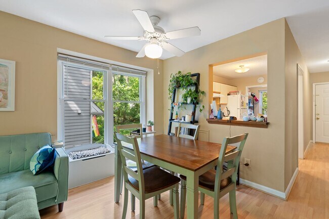 Foto del edificio - 2bd/2.5ba Townhouse Less than 1 Mile from ...