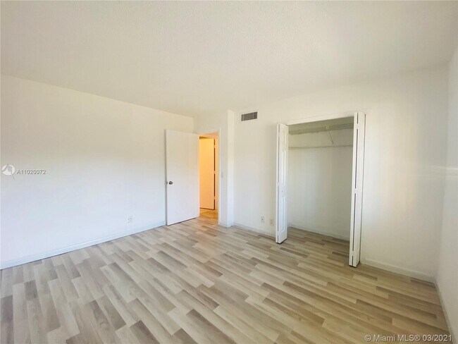 Building Photo - 370 Racquet Club Rd