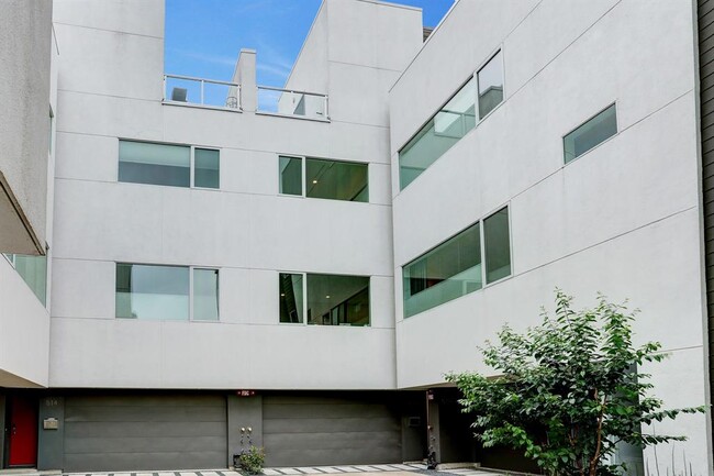 Foto del edificio - 512 W Bell St