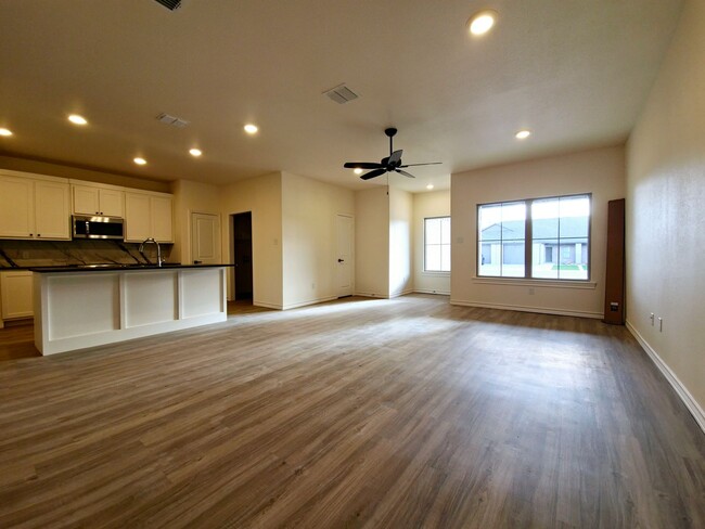 Building Photo - New 2 Bedroom Townhome in Escondido - Fren...