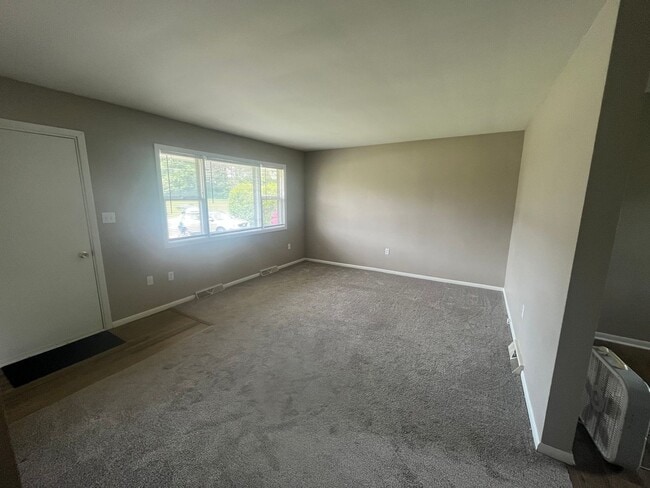 Building Photo - Beautiful 2 Bed/ 1 Bath located just steps from LECOM