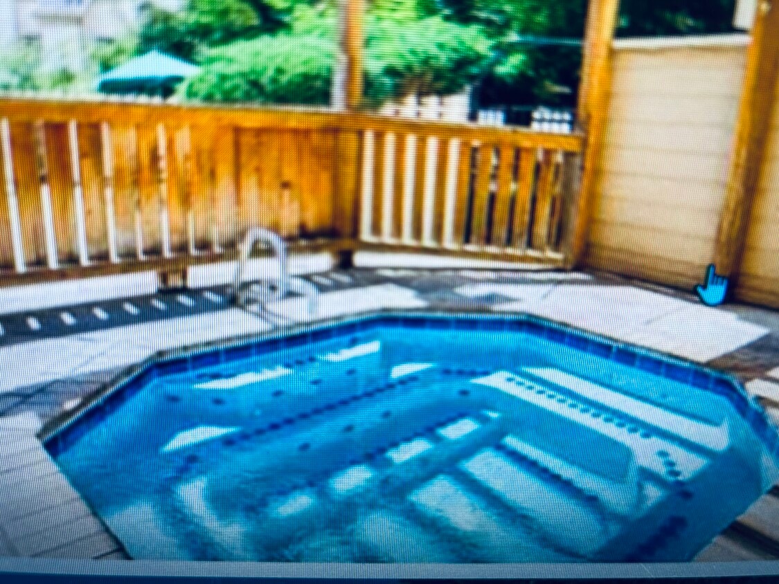 Hot tub - 6036 Gunbarrel Ave