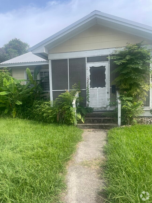 Building Photo - 849 Geranium St