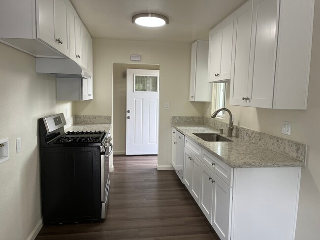 Building Photo - 1020 S Farber Ave