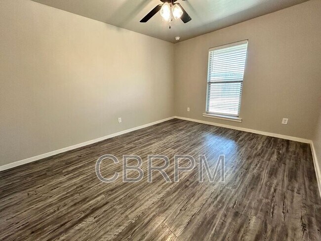 Foto del edificio - 2110 N Avenue J Ave