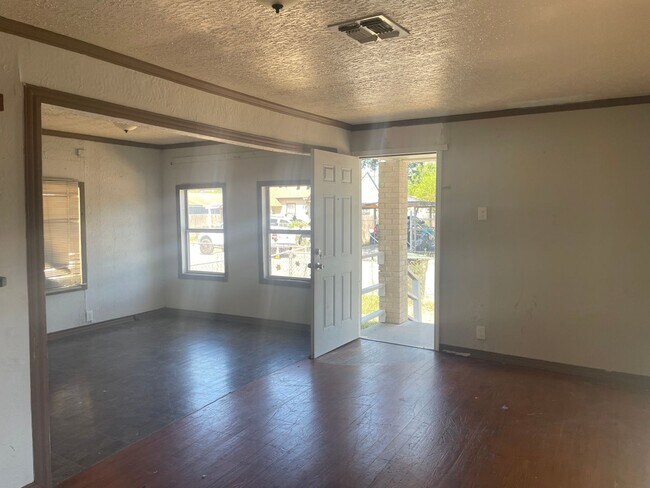 Foto del edificio - 611 Elesa St