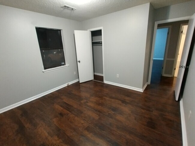 Foto del edificio - Adorable Two Bedroom Home in Convenient Lo...