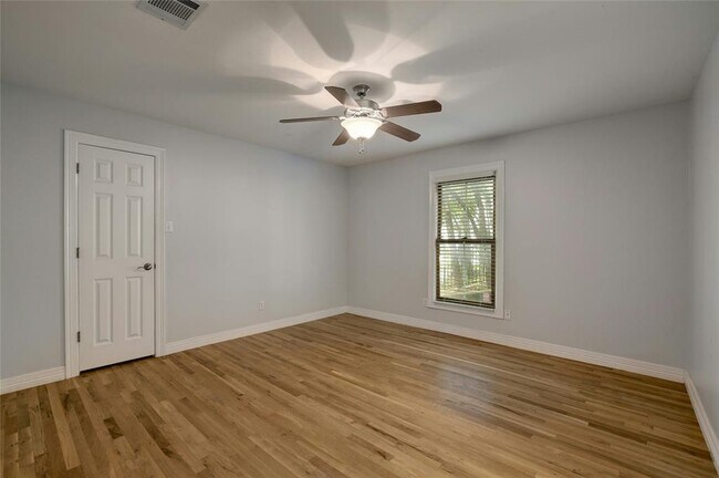 Foto del edificio - 2101 N Lamar Blvd
