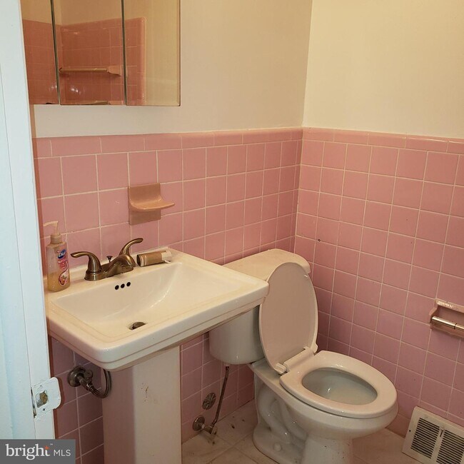 Building Photo - 2586 Balwynne Park Rd